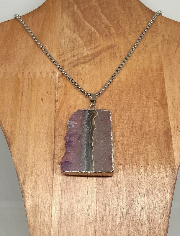 Collier en améthyste brute et acier inoxydable.