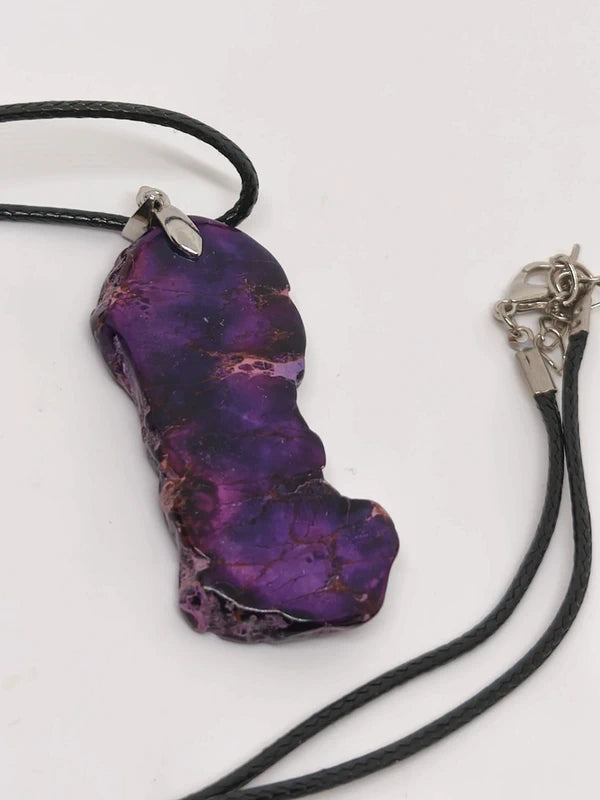 Collier en jaspe sédimentaire violet