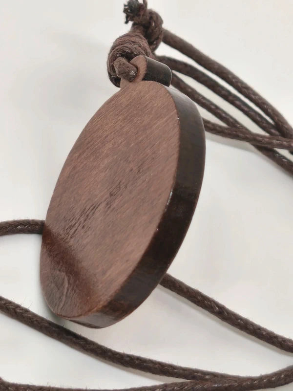 Collier bouddha en bois et acrylique.