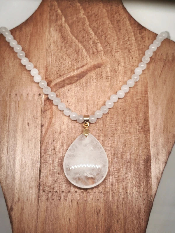 Collier en quartz blanc avec pendentif