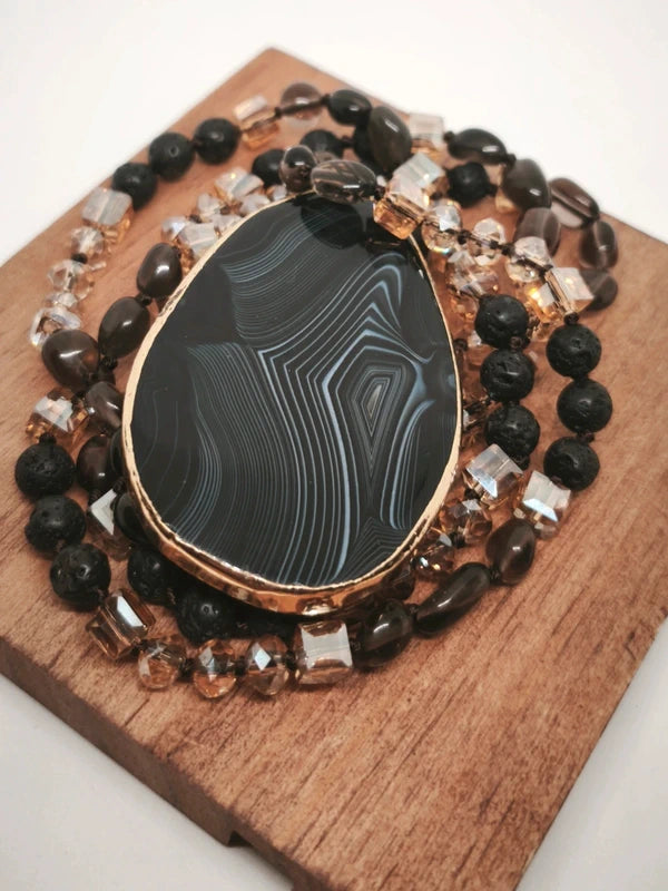 Collier mutliperles, pendentif en agate noire