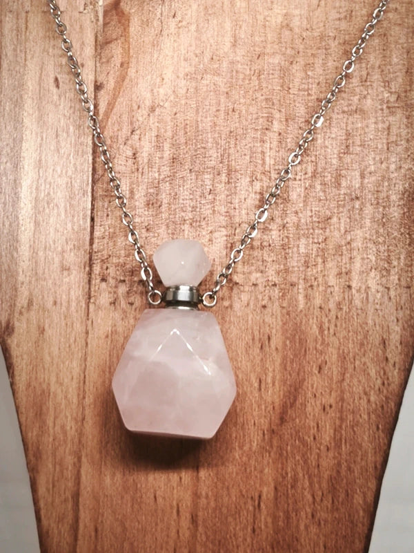 Collier mignonnette de parfum en quartz rose.