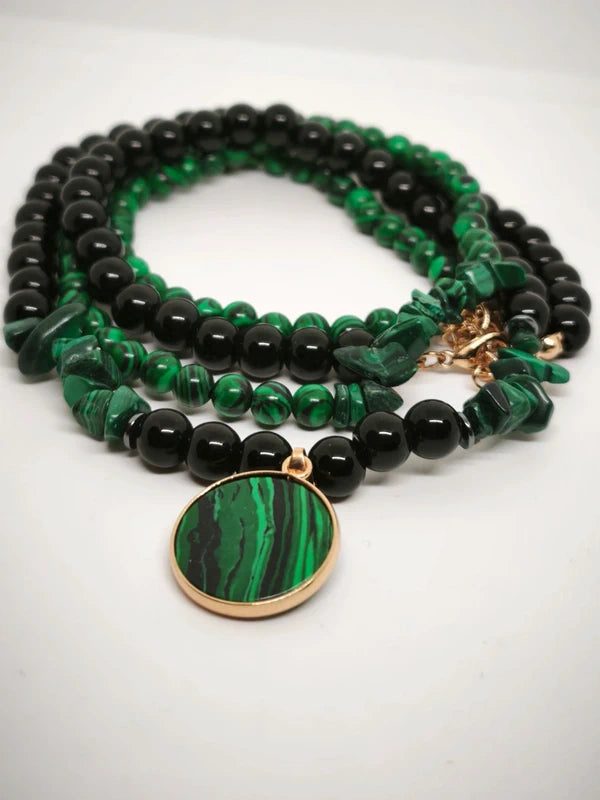 Colliers en agate noire et malachite résinée