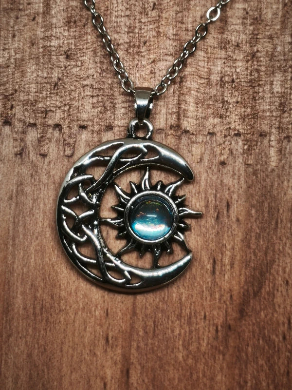 Collier demi-lune soleil