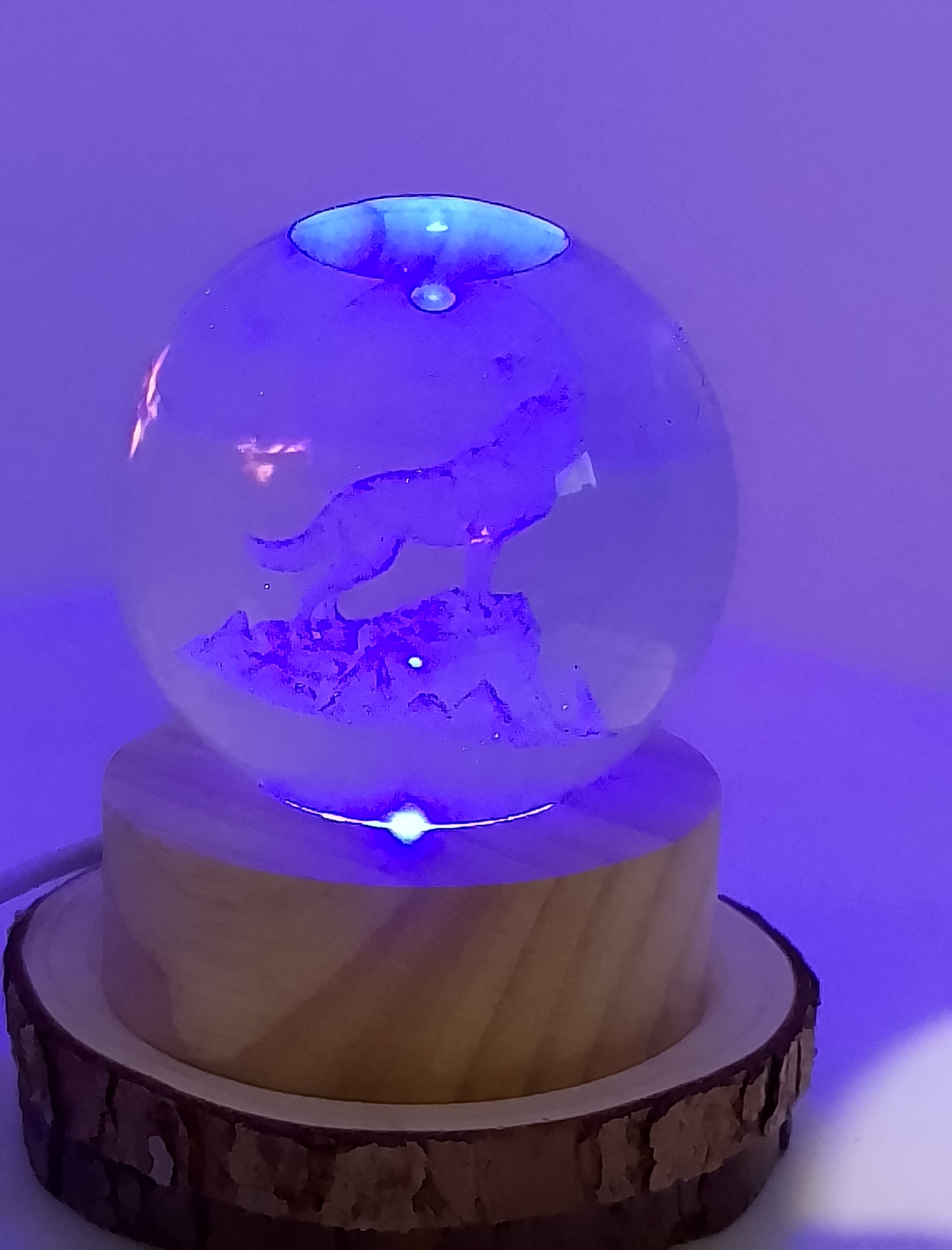 Veilleuse boule de cristal loup multicolore