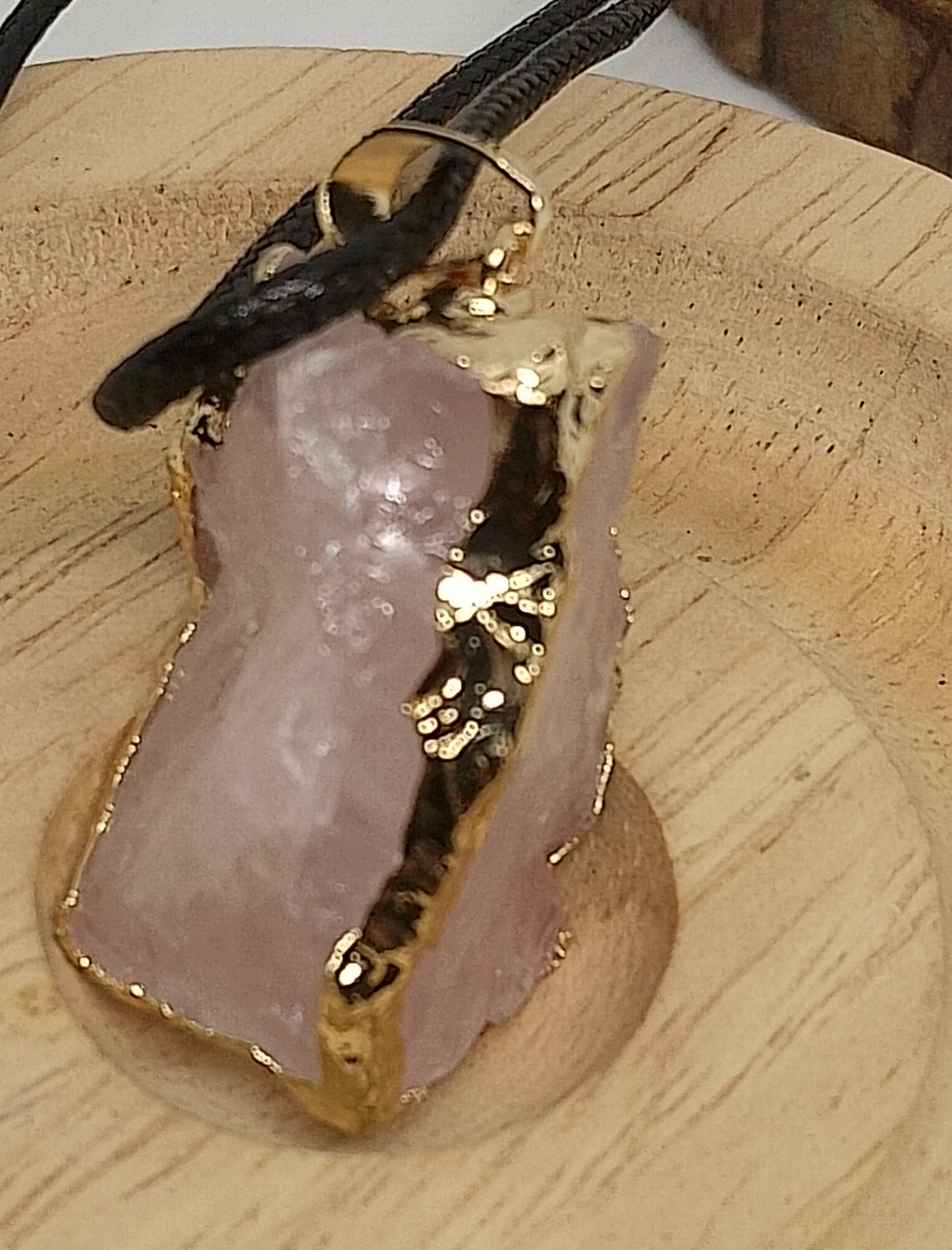 Collier en pierre brute de quartz rose avec dorure