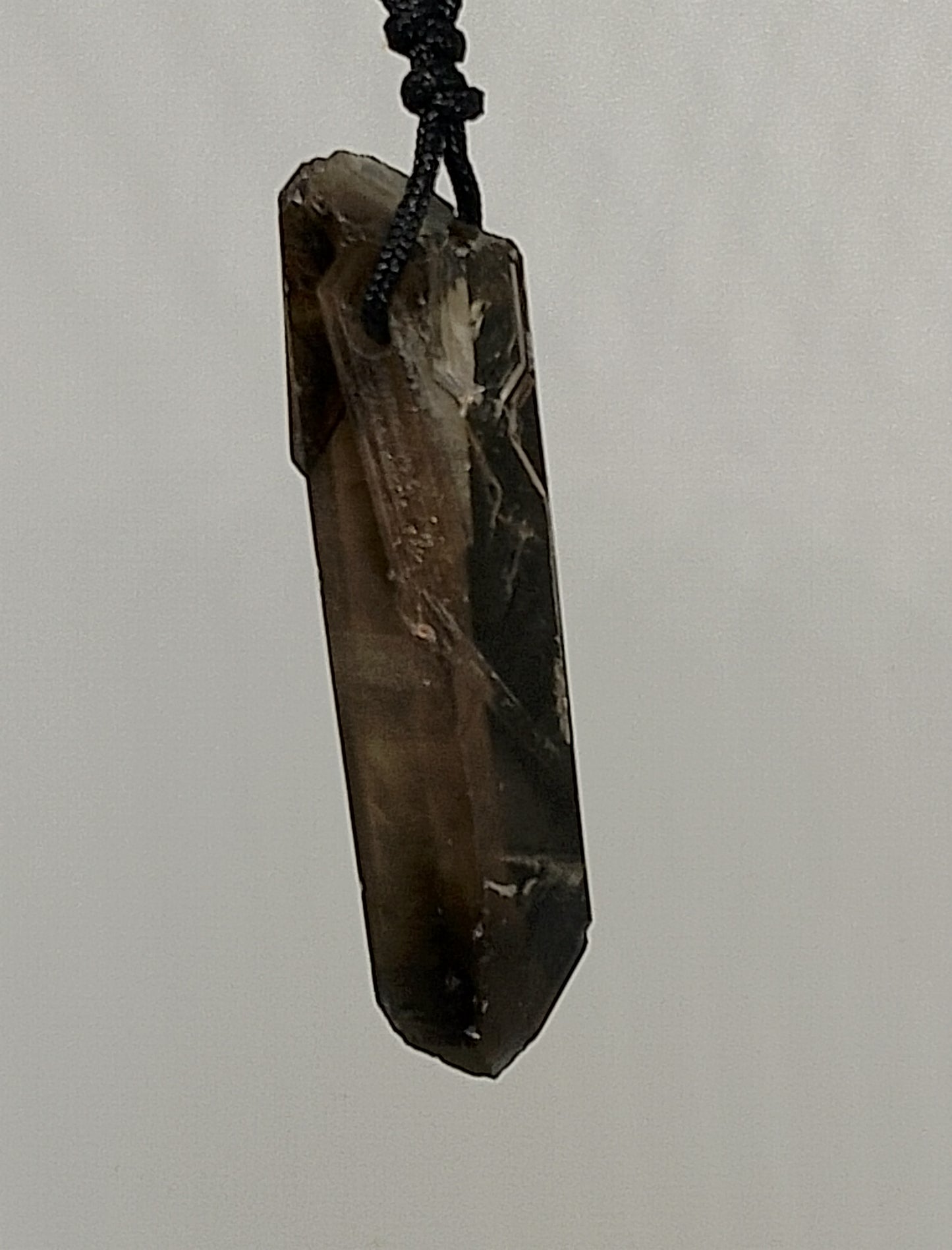 Collier avec pendentif en pierre de quartz fumé.