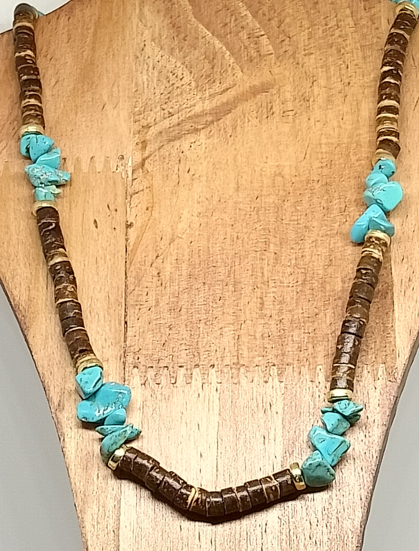 Collier ethnique en bois et chips de pierre de turquoise