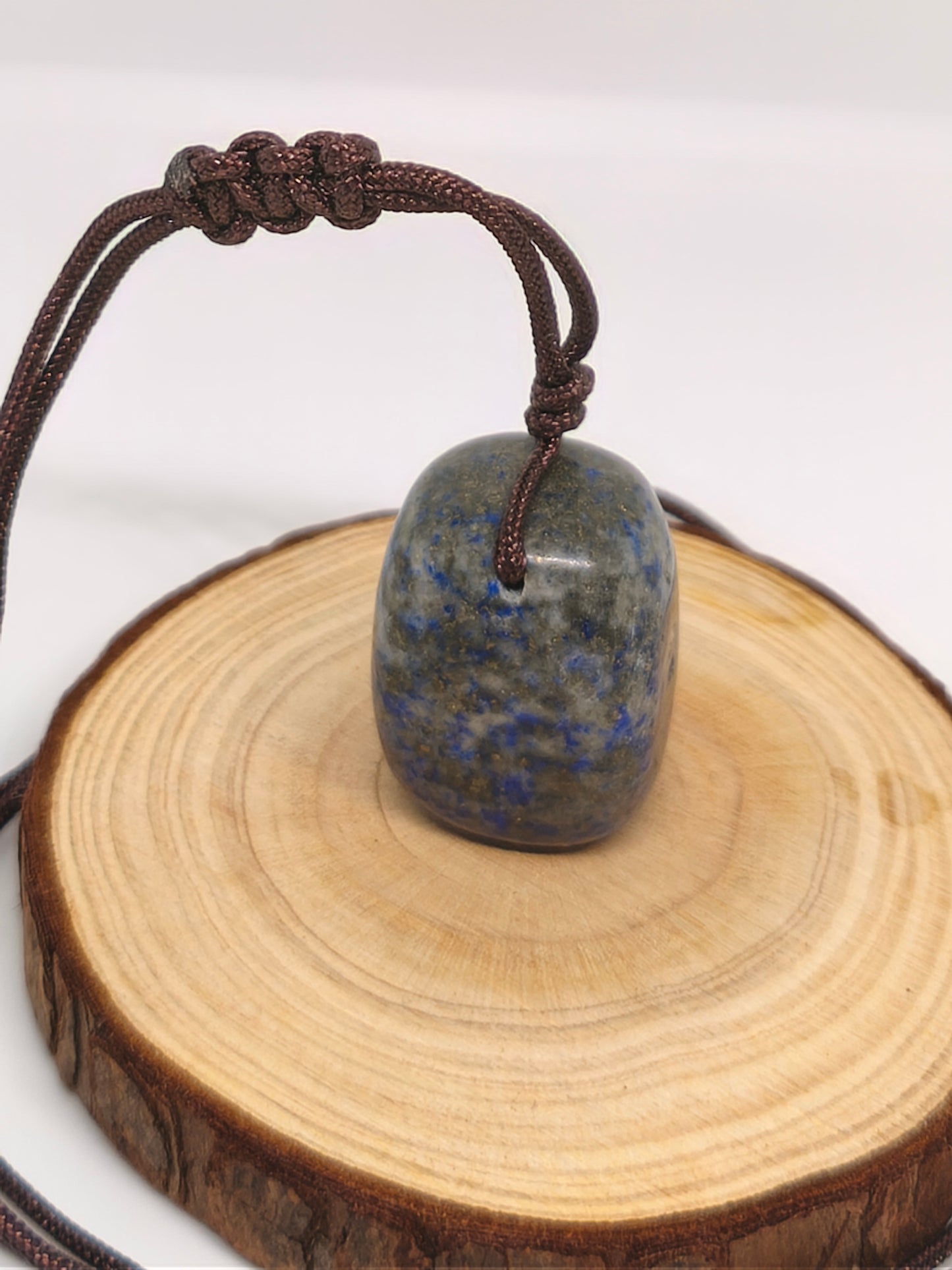 Collier en pierre polie de lapis lazuli.