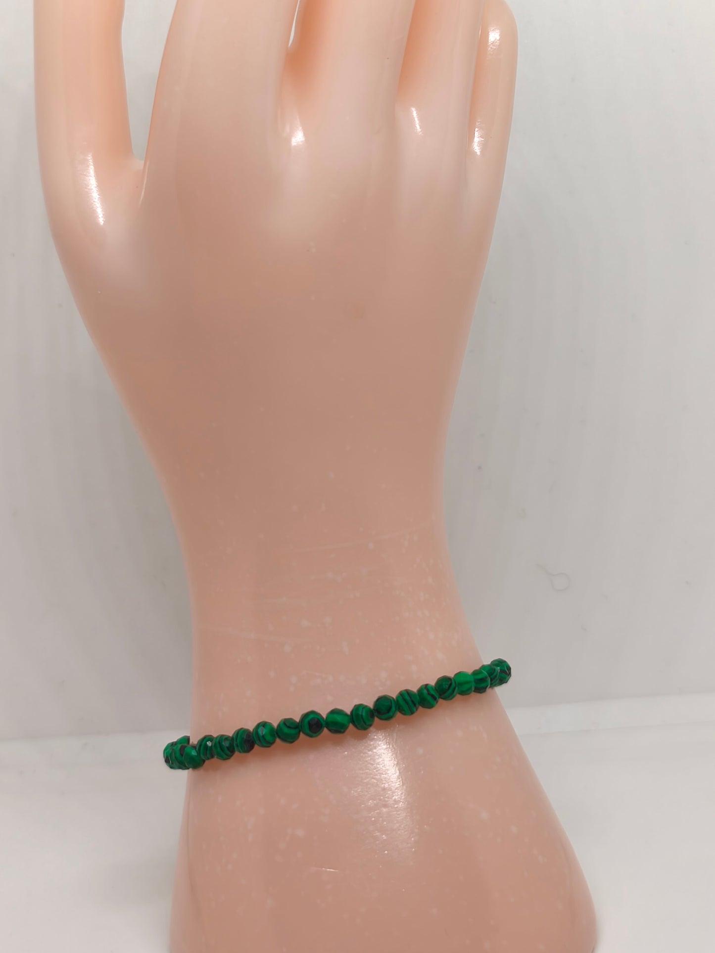 Bracelet en perles facettes de malachite résinée 2mm