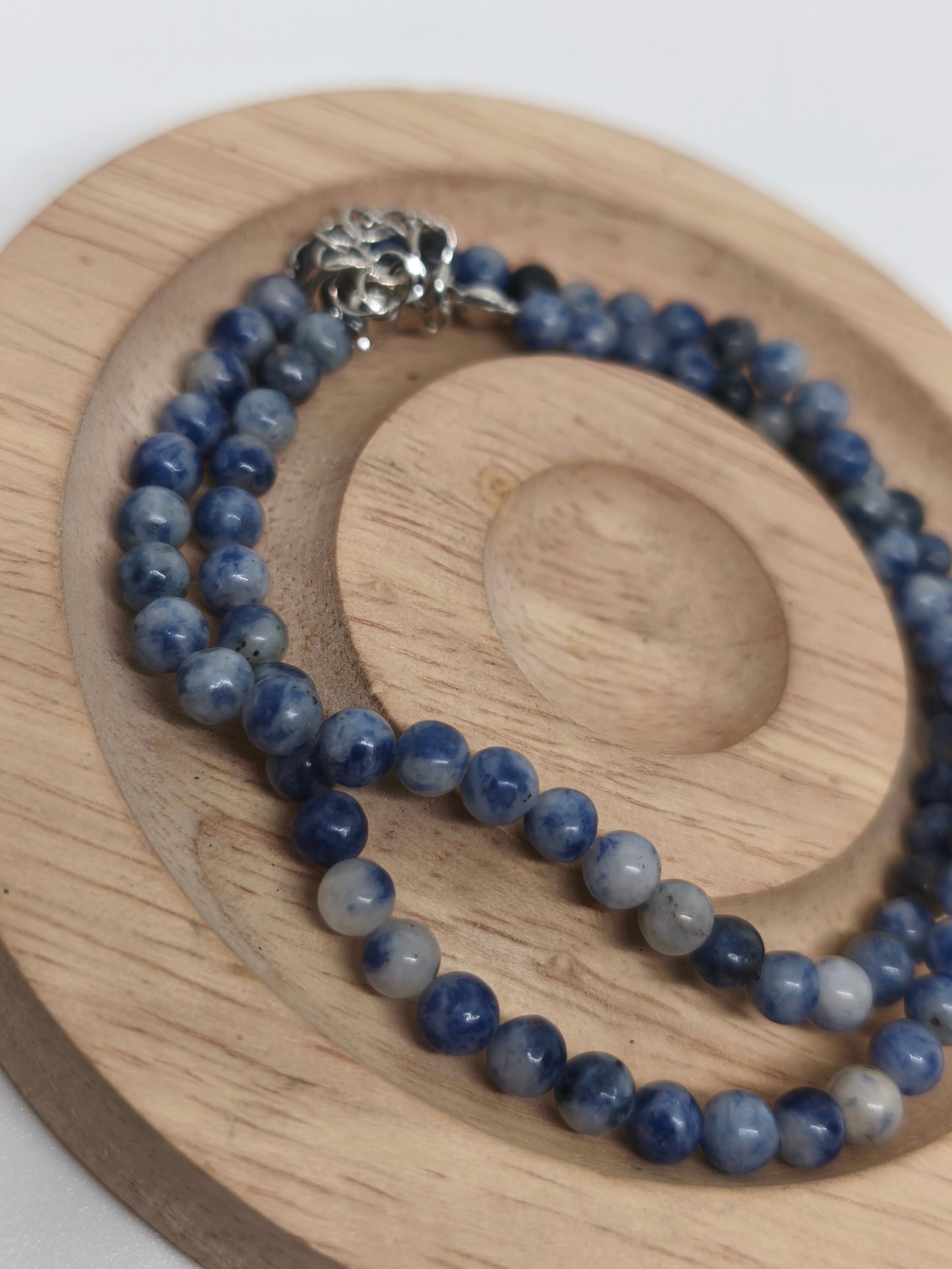 Deux colliers en sodalite