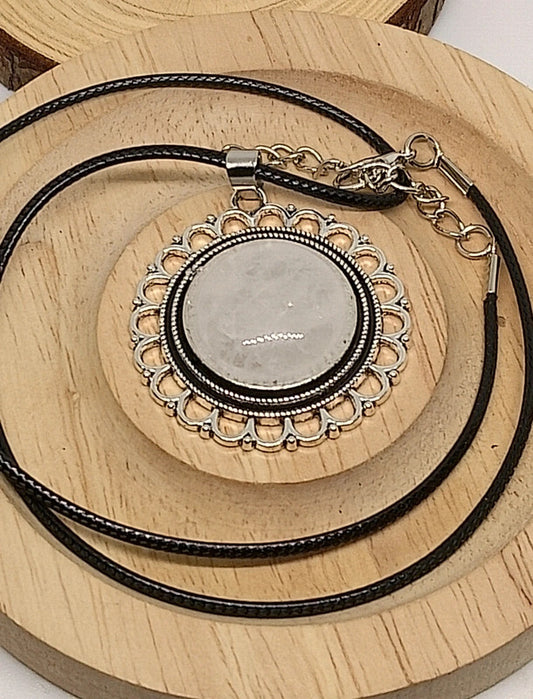 Collier fleur en quartz blanc