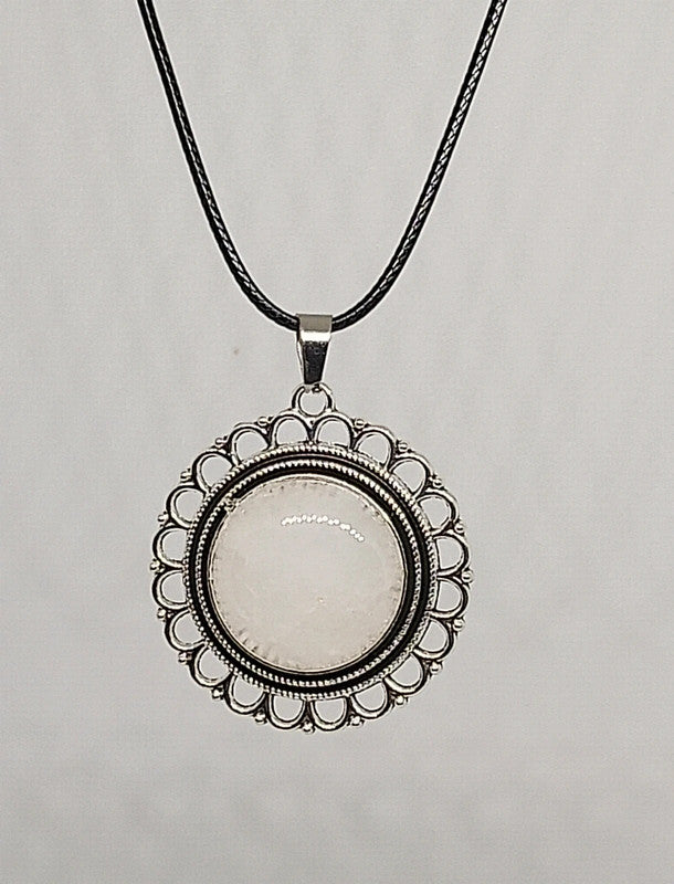 Collier fleur en quartz blanc