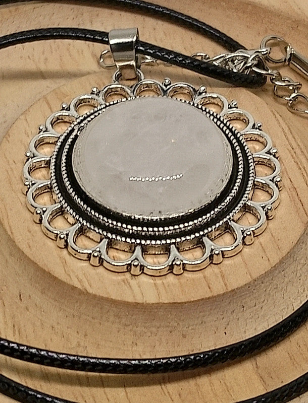 Collier fleur en quartz blanc