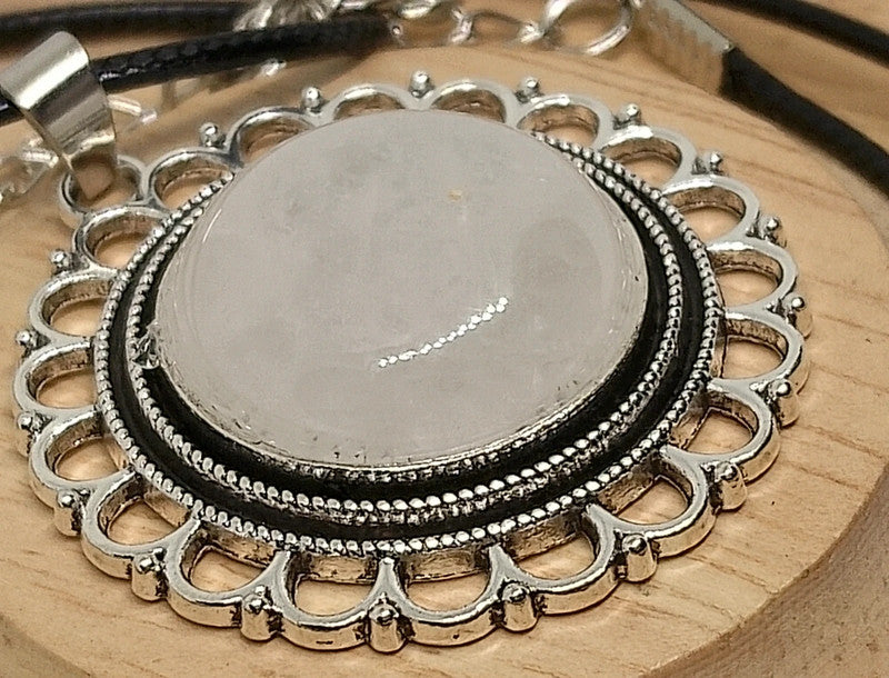 Collier fleur en quartz blanc