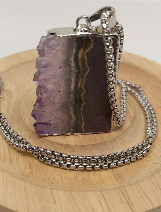 Collier en améthyste brute et acier inoxydable.