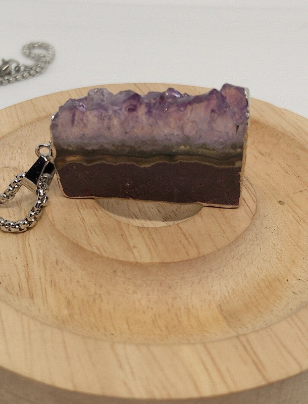 Collier en améthyste brute et acier inoxydable.