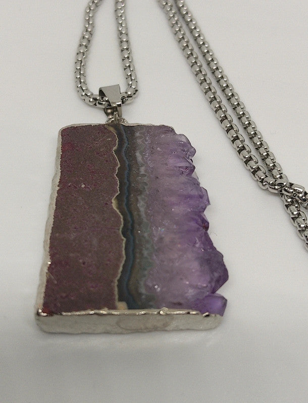 Collier en améthyste brute et acier inoxydable.