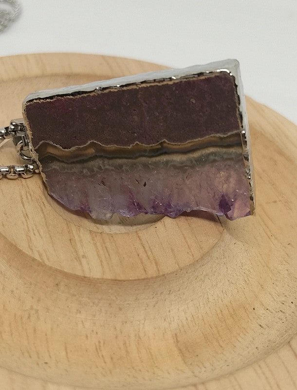 Collier en améthyste brute et acier inoxydable.