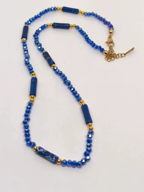 collier en lapis lazuli et verre coloré
