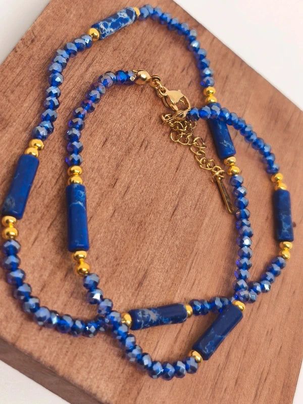 collier en lapis lazuli et verre coloré