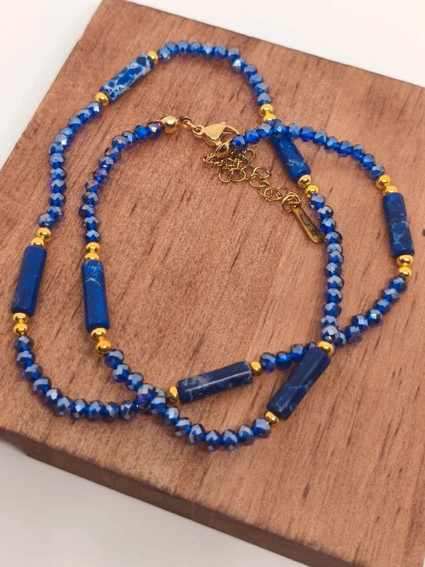 collier en lapis lazuli et verre coloré