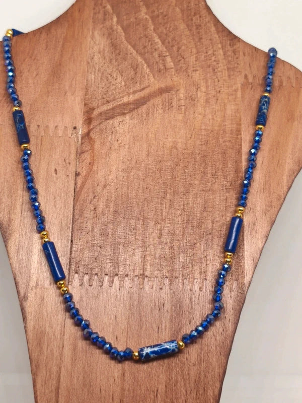 collier en lapis lazuli et verre coloré