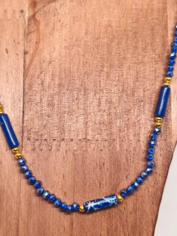 collier en lapis lazuli et verre coloré