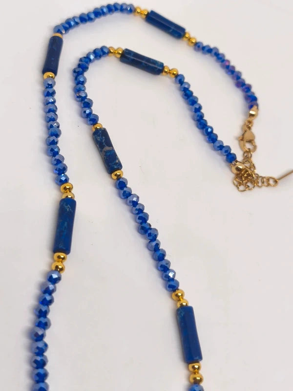 collier en lapis lazuli et verre coloré