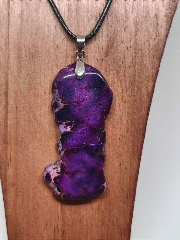 Collier en jaspe sédimentaire violet