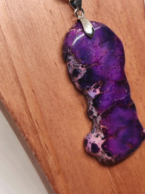 Collier en jaspe sédimentaire violet