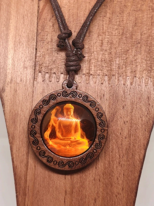 Collier bouddha en bois et acrylique.