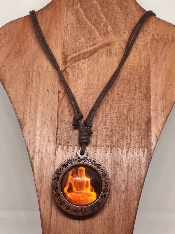 Collier bouddha en bois et acrylique.