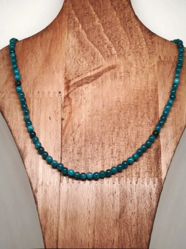 Collier en perles d'apatite bleu 4mm