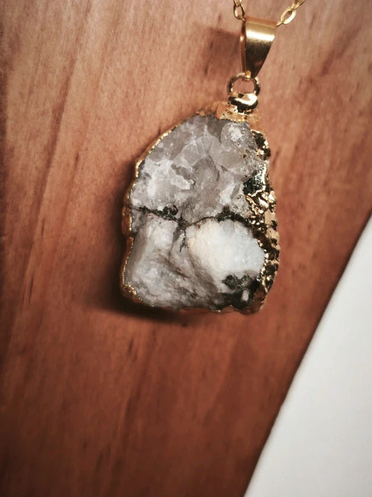 Collier en pierre brute d'howlite