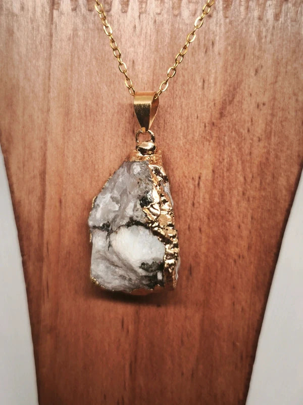 Collier en pierre brute d'howlite