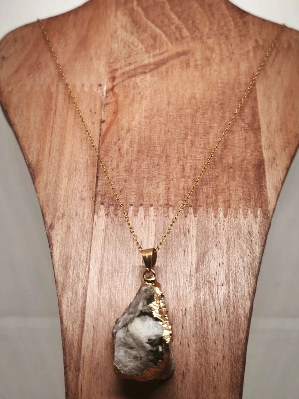 Collier en pierre brute d'howlite
