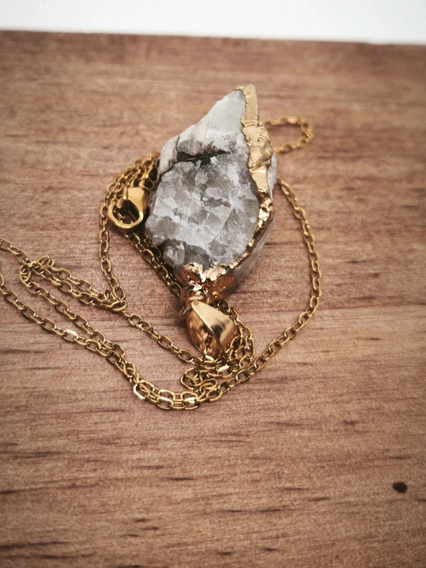 Collier en pierre brute d'howlite