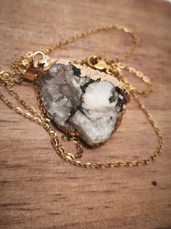 Collier en pierre brute d'howlite