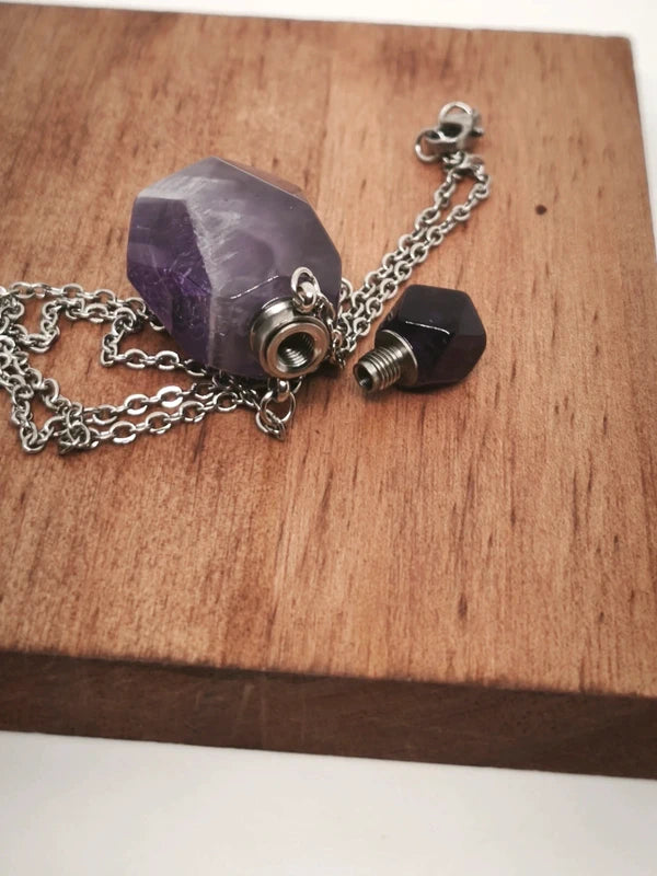 Collier mignonnette de parfum en améthyste.
