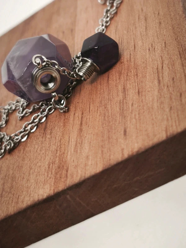 Collier mignonnette de parfum en améthyste.