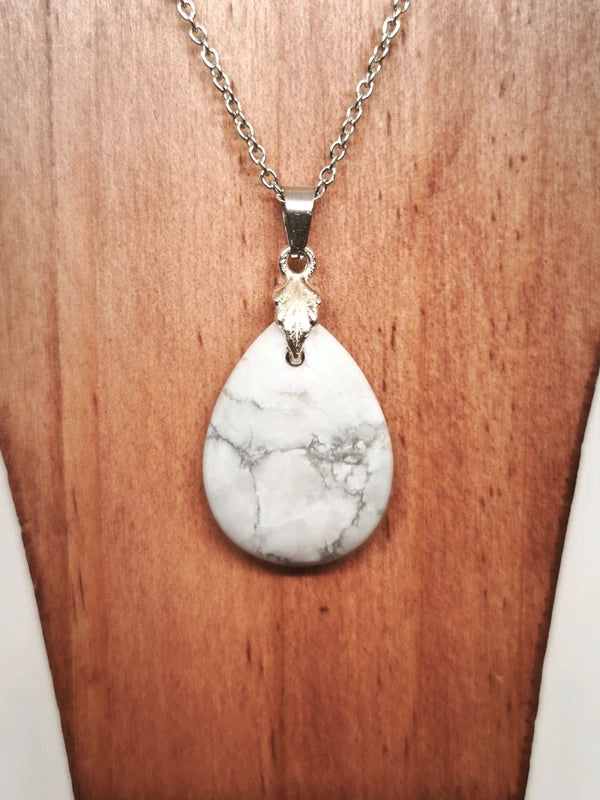 Collier en pierre d'howlite blanche
