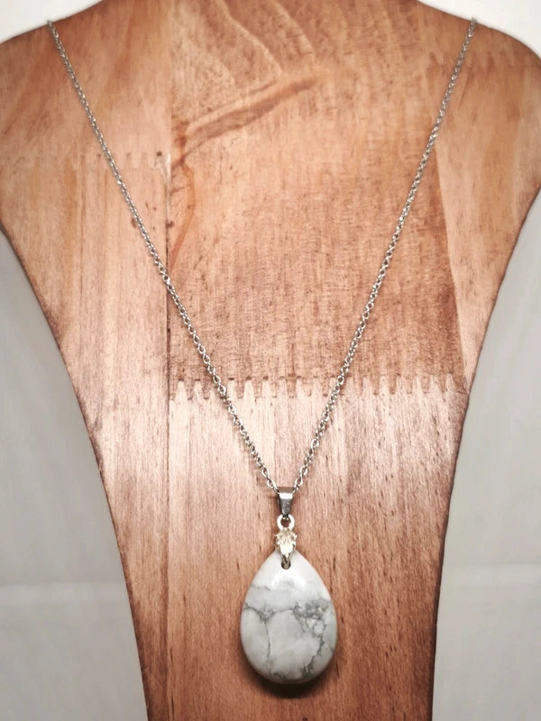 Collier en pierre d'howlite blanche