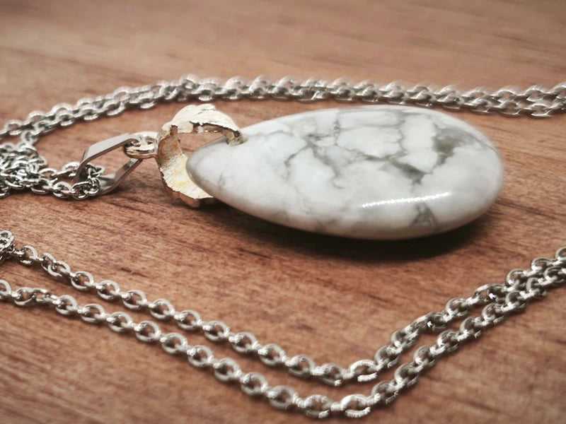 Collier en pierre d'howlite blanche