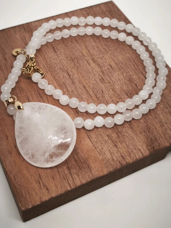 Collier en quartz blanc avec pendentif