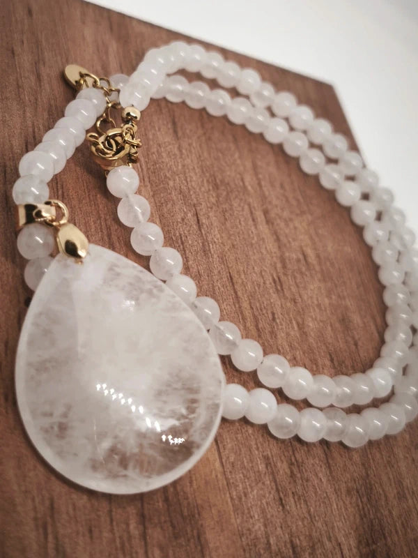 Collier en quartz blanc avec pendentif