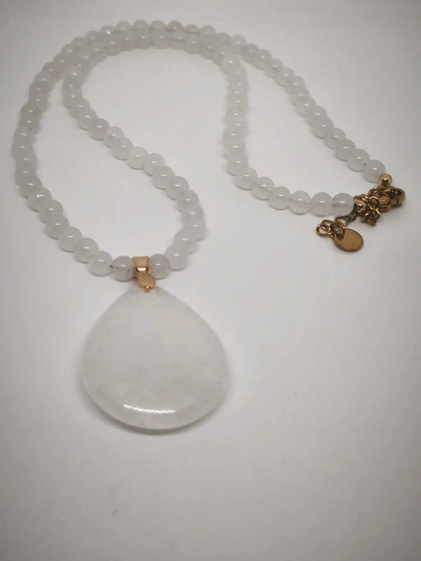 Collier en quartz blanc avec pendentif
