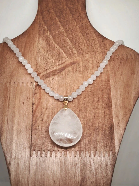 Collier en quartz blanc avec pendentif