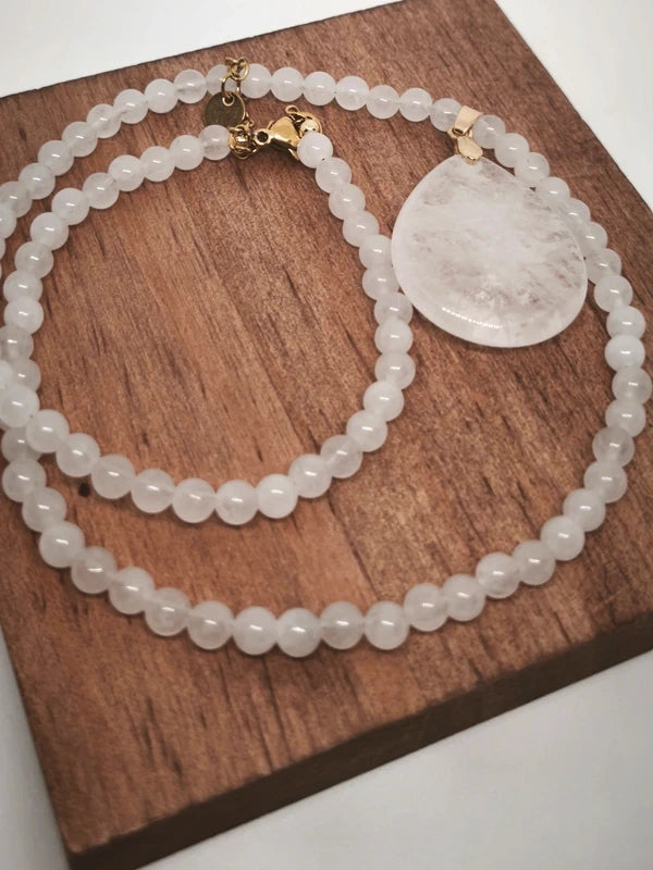 Collier en quartz blanc avec pendentif