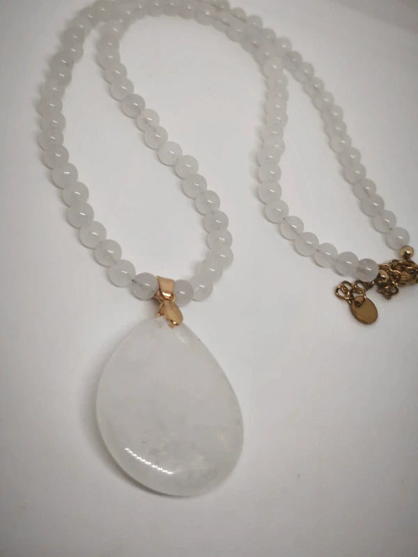 Collier en quartz blanc avec pendentif
